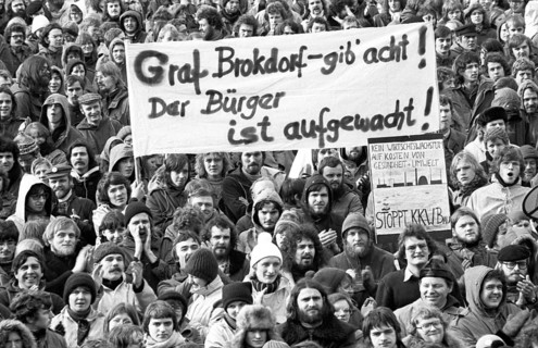 More than 20, 000 opponents of nuclear power demonstrated in Itzehoe against a nuclear power plant