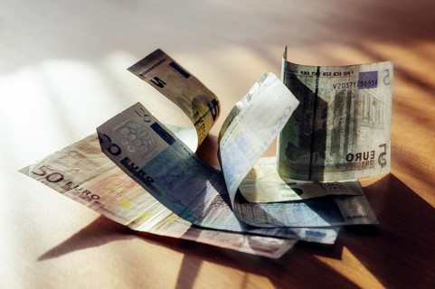 5 banknotes with a total value of 100 euros are lying on a table