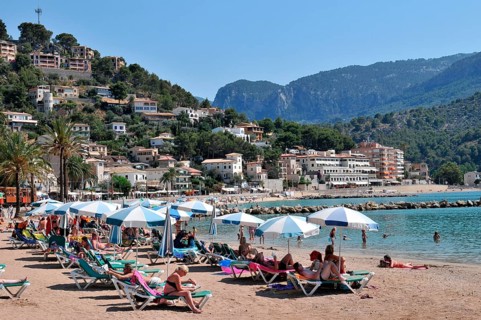 Beach, Port de Soller, Majorca, Spain, Parasols, Beach loungers, Europe