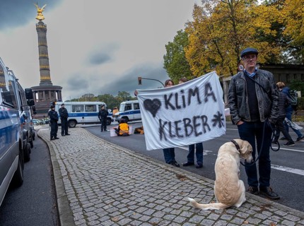 Germany, Berlin, 28 October 2023, Lieben Klima Kleber, Victory Column, Hundi, Europe