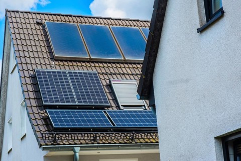 Solar panels and solar thermal energy on the roof of a detached house in Essen, Germany, Europe