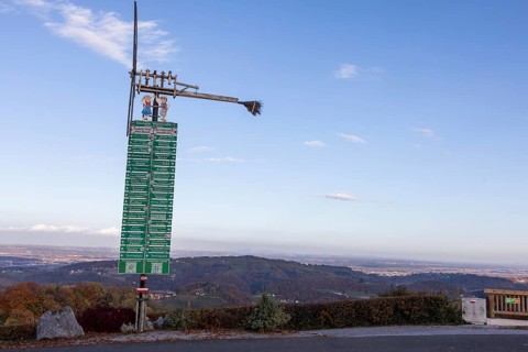 Signpost and Klapotetz on the Sausal Wine Route, Kitzeck, Sausal Wine Country, Styria, Austria,