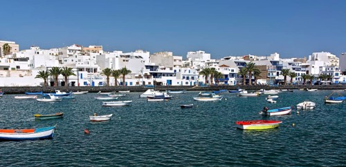 The oldest and best-known holiday resort of Puerto del Carmen is located in the south-east of the
