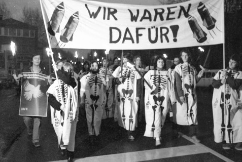 A torchlight procession for disarmament and against nuclear missiles moved to the Ministry of