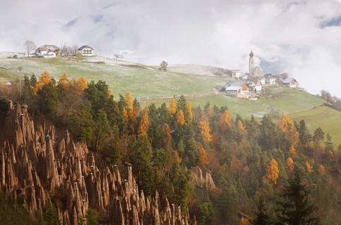 Church of St. Nicholas in Mittelberg at Renon, with the Rittner Erdpyramiden fairy chimneys of