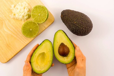 Avocado cut with a lime and onion. Recipe to prepare a nice guacamole