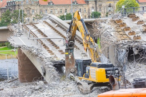 After the collapse of parts of the Carola Bridge, demolition work began on the Old Town side. The