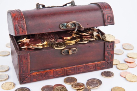A treasure chest full of euro coins, Studio