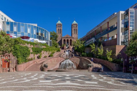 The town's landmark is the castle fountain (sculptor Gernot Rumpf) with its castle steps on