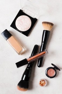 Lay out basic tools putting make up