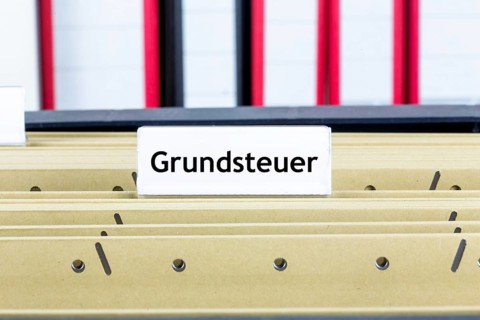 Sign with the inscription GRUNDSTEUER on a suspension file folder (symbolic image)