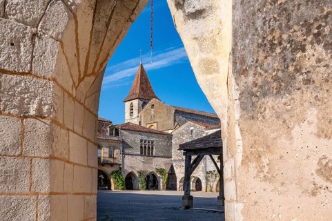 Die Place des Cornieres ist der zentrale Stadtplatz der Bastide Monpazier, Departement Dordogne,