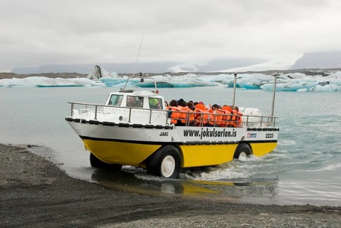 Amphibious vehicle, Jökulsarlon, glacial lake Jokulsarlon, Breidamerkurjökull glacier, Iceland,