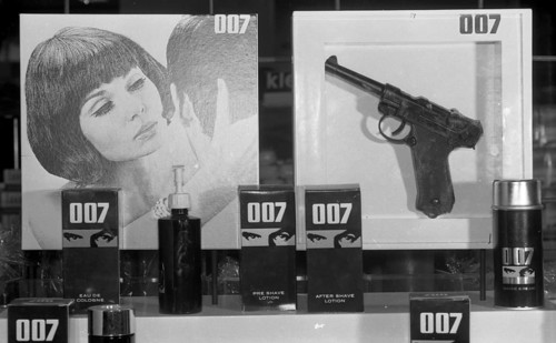 With the advertising fad James Bond 007, here in the Ruhr area in 1966 in department stores and