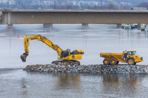 After the partial collapse of the Carola Bridge. The embankment on the old town side of the Elbe is