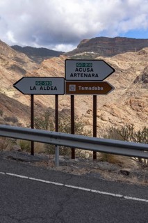 Signpost on the mountain road GC-210, Barranco de la Aldea de San Nicolas, Central Mountains, Gran