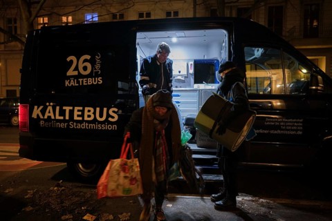 Germany, Berlin, 25.12.2021, cold bus of the Berlin City Mission, homeless woman is brought to an