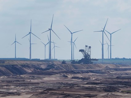 Wind turbine for power generation on the edge of the Garzweiler open-cast lignite mine, in front of