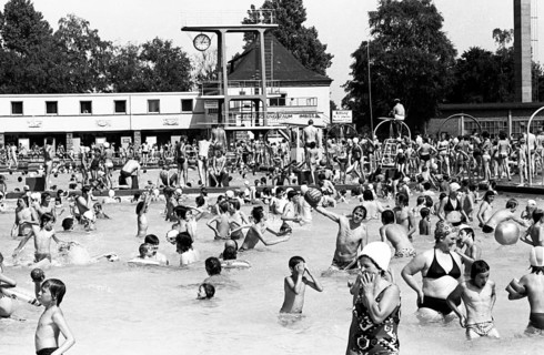 The summer of 1976 brought lots of sunshine and full swimming pools, as here on 25.6.1976 in
