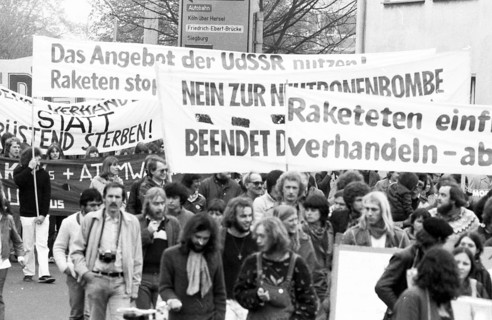 25, 000 called by the peace movement demonstrated against new nuclear missiles, neutron bomb and
