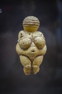 Venus of Willendorf, female limestone figurine, Gravetian Upper Paleolithic, Museo de la evolución