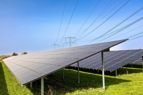 Solar park with high-voltage pylons