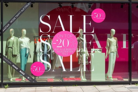 Sign summer sale, shop window with mannequins, price reduction, discount, Germany, Europe