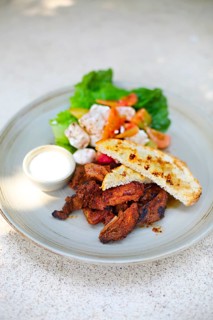 Salad with roastbeef, tofu, tomatoes, salad and vegetables