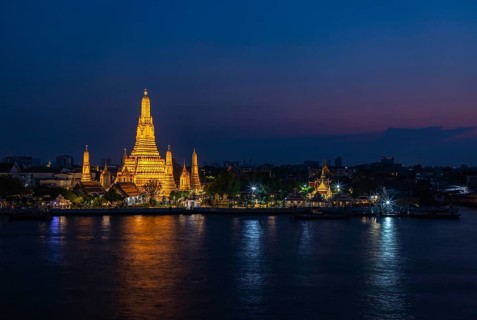 A picture of the Wat Arun Temple at night