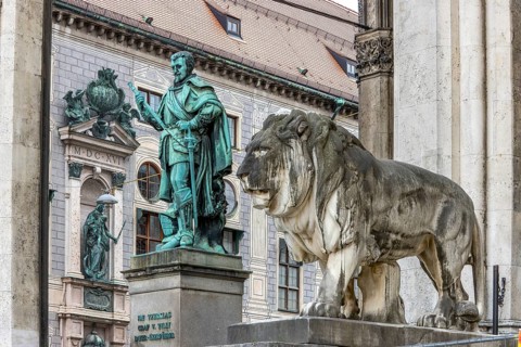 Stone sculpture lion, bronze sculpture by Johann Tzerklas Count of Tilly in front of Feldherrnhalle