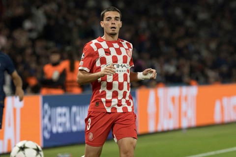 Football match, Miguel GUTIERREZ Girona FC has his eye on the ball, Parc des Princes football