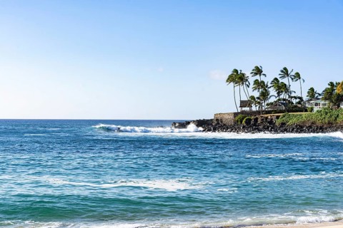 View of a paradisiacal beach in Oahu, Hawaii. Waimea Beach ia a popular snorkeling spot