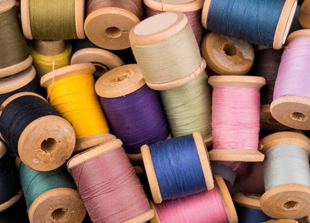 Flat lay yarn spools