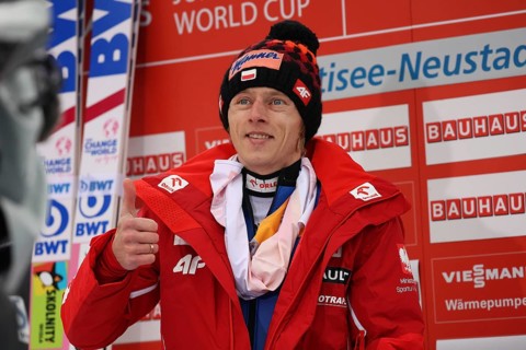 Thumbs up: Dawid Kubacki (Poland /POL) in the LeaderBox in the men's individual event at the FIS