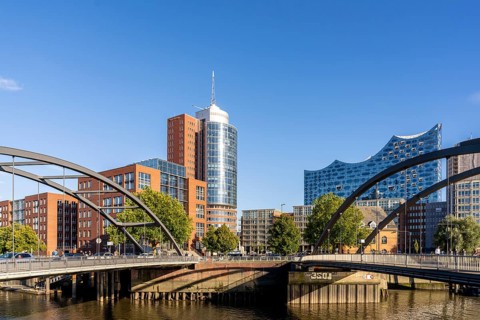 View between the Niedehrbaum bridges in Hafencity, view across Niederhafen harbour to the Elbe