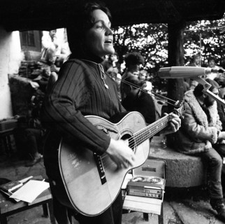 Here the 3rd Festival for Chanson and Folklore on 26. 5. 1966 at Waldeck Castle. Hedy West. Waldeck