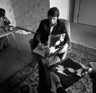 The visit of the hit star Udo Juergens to Dortmund in 1966 showed a fan community almost out of