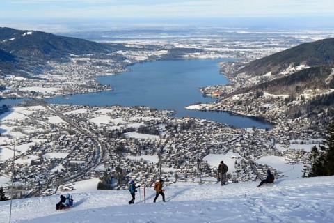 Hikers climbing the Wallberg, sledgers tobogganing down, behind Tegernsee, winter, snow,