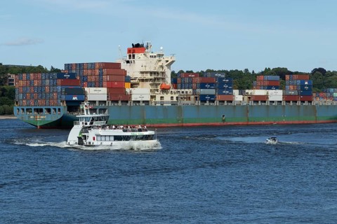Container freighter Mol Endowment of the shipping company MOL and a ferry of HADAG Verkehrsbetriebe