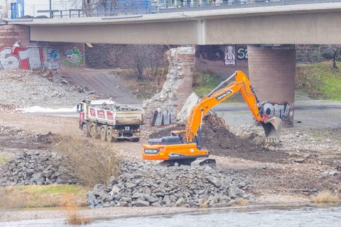 After the partial collapse of the Carola Bridge, a dam is built on the banks of the Elbe in