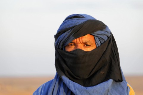 Sand dunes of Erg Chebbi, Erfoud, Meknès-Tafilalet, Portrait of a person with blue Tuareg turban