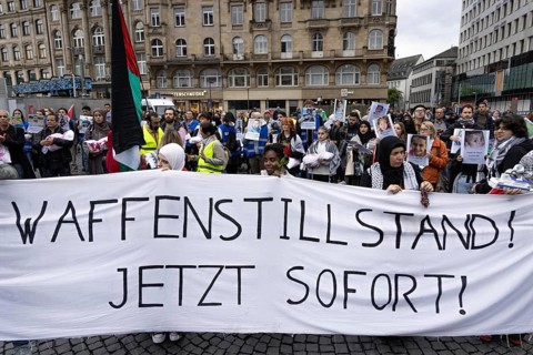Around 1, 400 people take part in a pro-Palestine demonstration at Rossmarkt in Frankfurt am Main