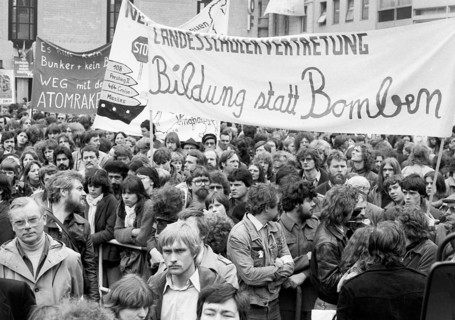 25, 000 called by the peace movement demonstrated against new nuclear missiles, neutron bomb and