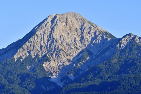 Mittagskogel (Karawanken) in the evening sun. Drobollach in Kärnten with the Faaker See and