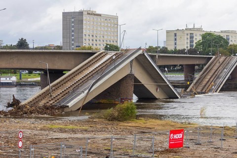A section of the Carola Bridge has collapsed. Over a length of around 100 metres, the section on