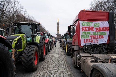 18.12.2023, Berlin, Germany, Europe, Several thousand farmers demonstrate with their tractors in