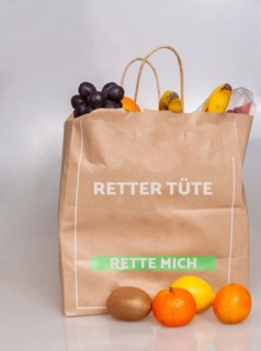 Packs visually defective but fresh and edible food in so-called 'rescue bags'. The bags are