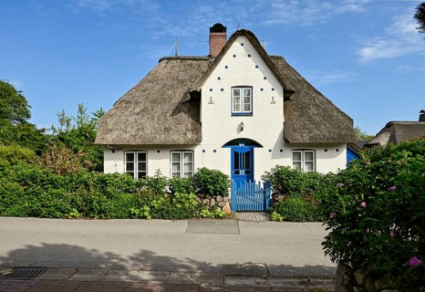 Thatched Frisian house in fog, Amrum, North Frisian Island, North Frisia, Schleswig-Holstein,