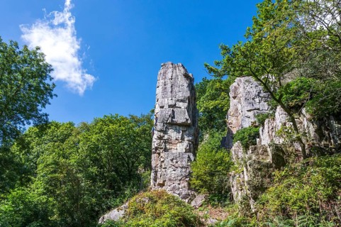 Kletterfels zum Bouldern und Seilkellter: der Rocher de l'Aiguille neben den Kaskaden von Mortain,