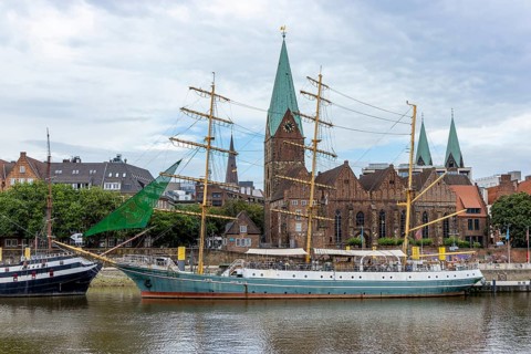 Panoramic photo of the promenade on the Weser with the sailing ship restaurant Dreimaster Alexander